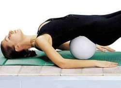 Exercicio con unha almofada baixo a parte inferior das costas